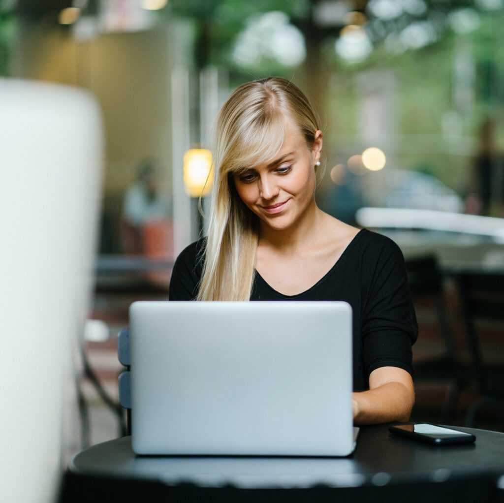 Vrouw achter laptop, Lachend, Test invullen